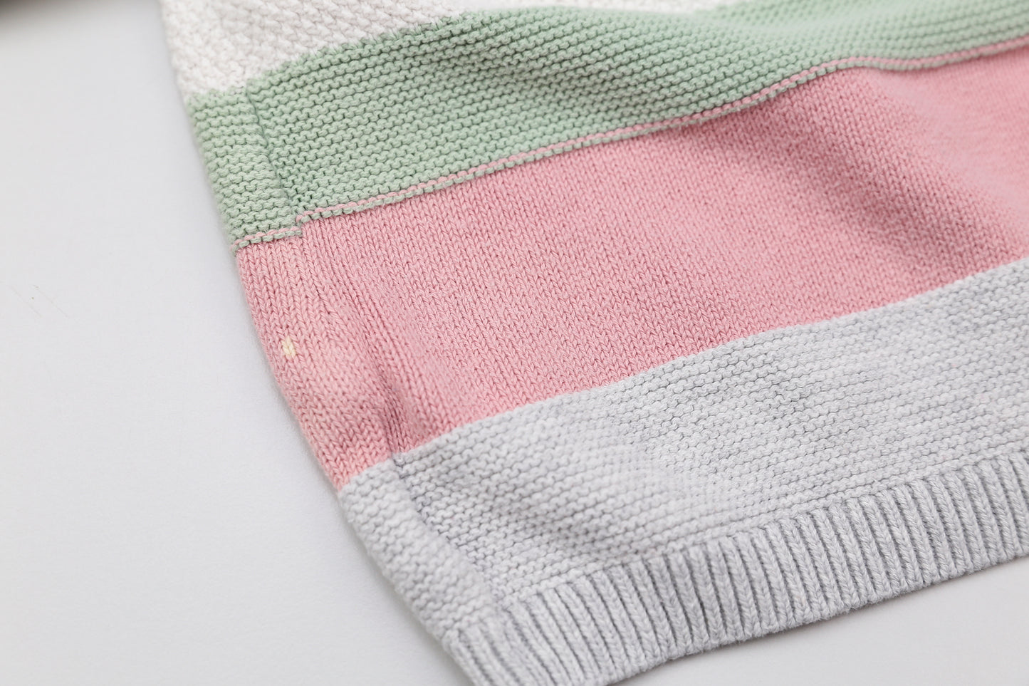 Pastellfarbener Strickpullover mit 3 Knöpfen (74) - KlugeMutti