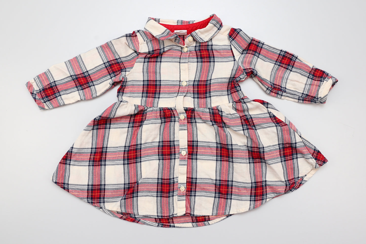 Rotes kariertes Hemdkleid mit Kragen, Knopf an den Ärmeln und Goldfäden im Stoff.