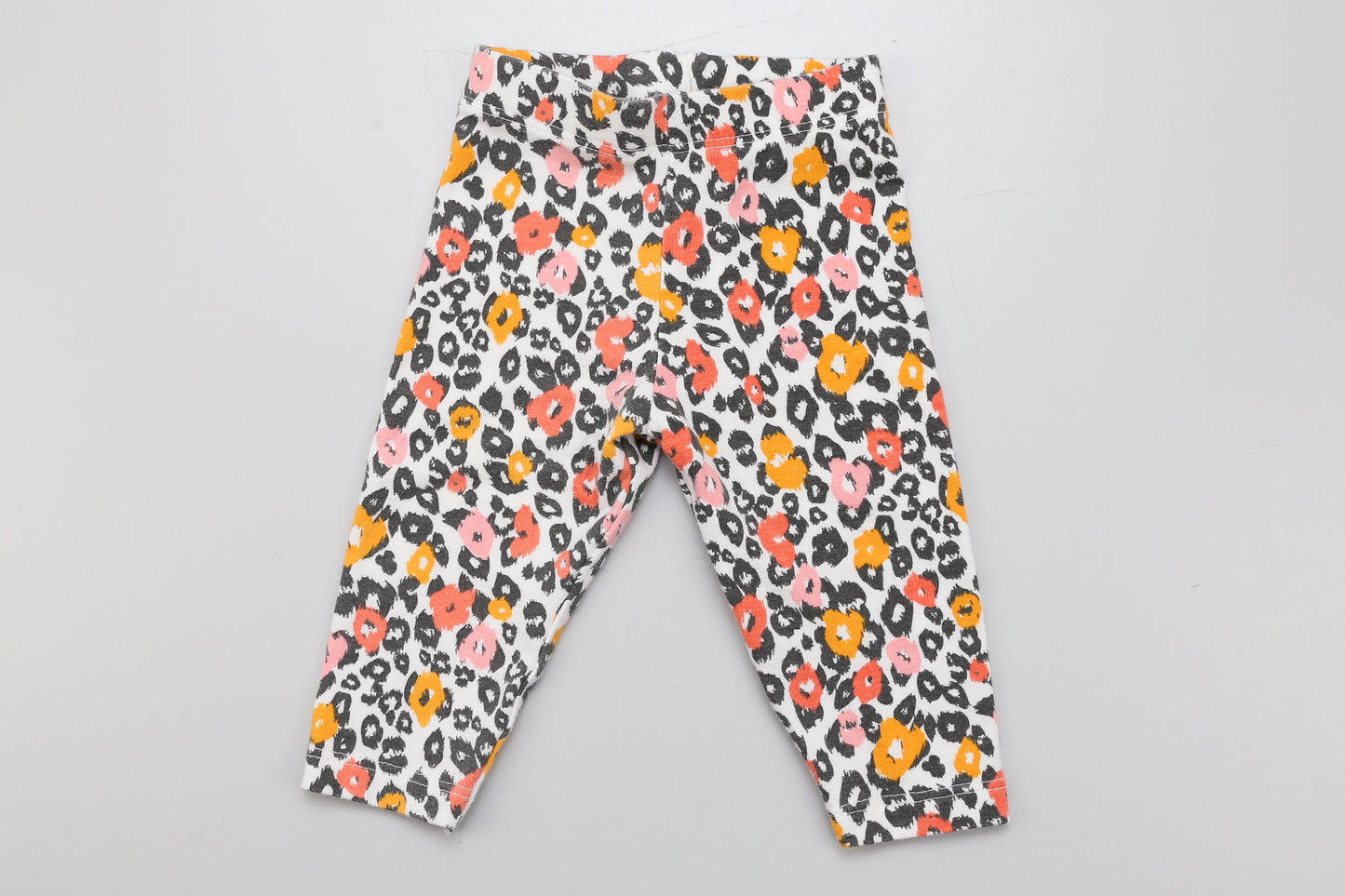 Bunte Leggings mit Blumenmuster.