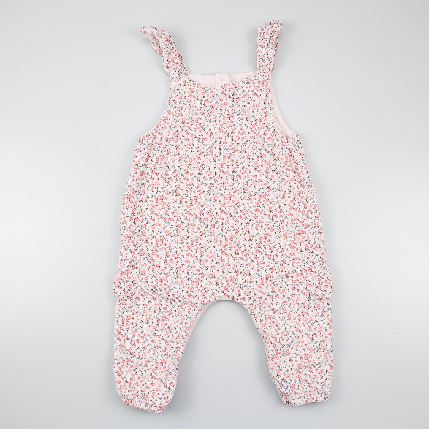 Latzhose mit Blumen