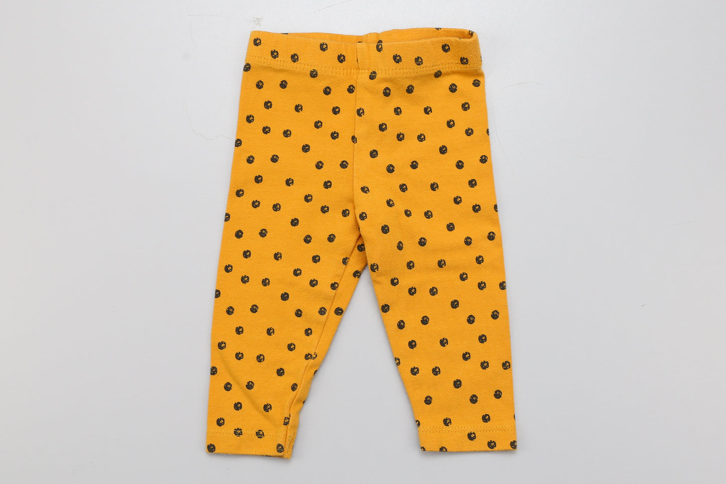 Gelbe Leggings mit schwarzen Punkten.
