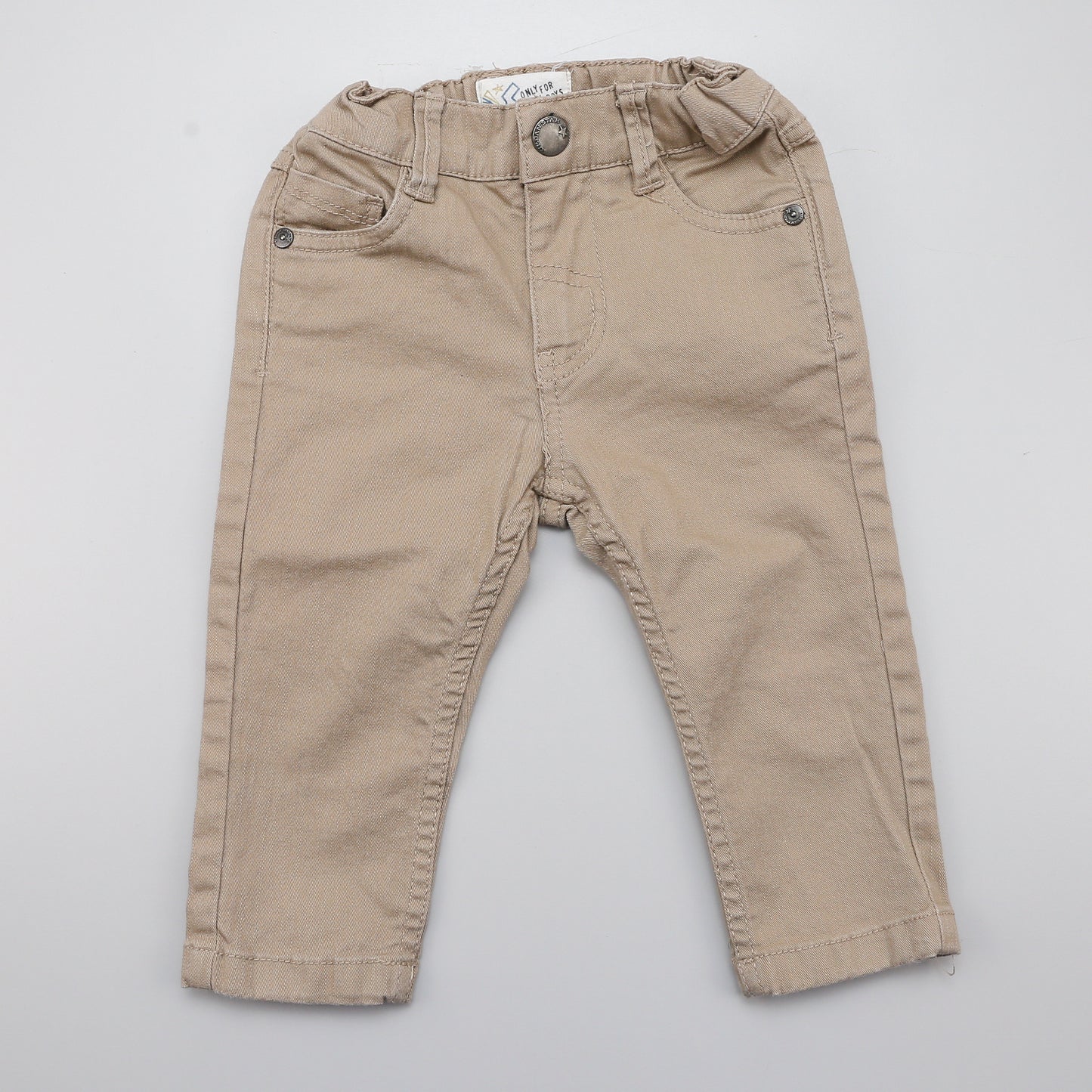 Beigefarbene Jeans mit verstellbarem Bund.