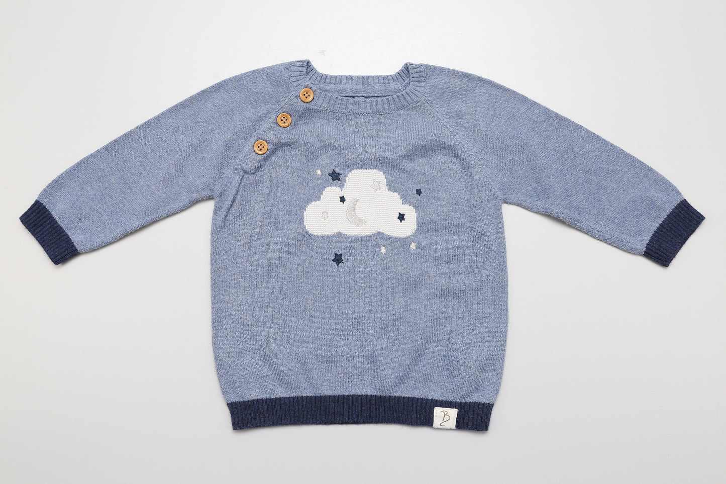Hellblauer Pullover mit Wolkenmotiv aus sehr weichem Material.