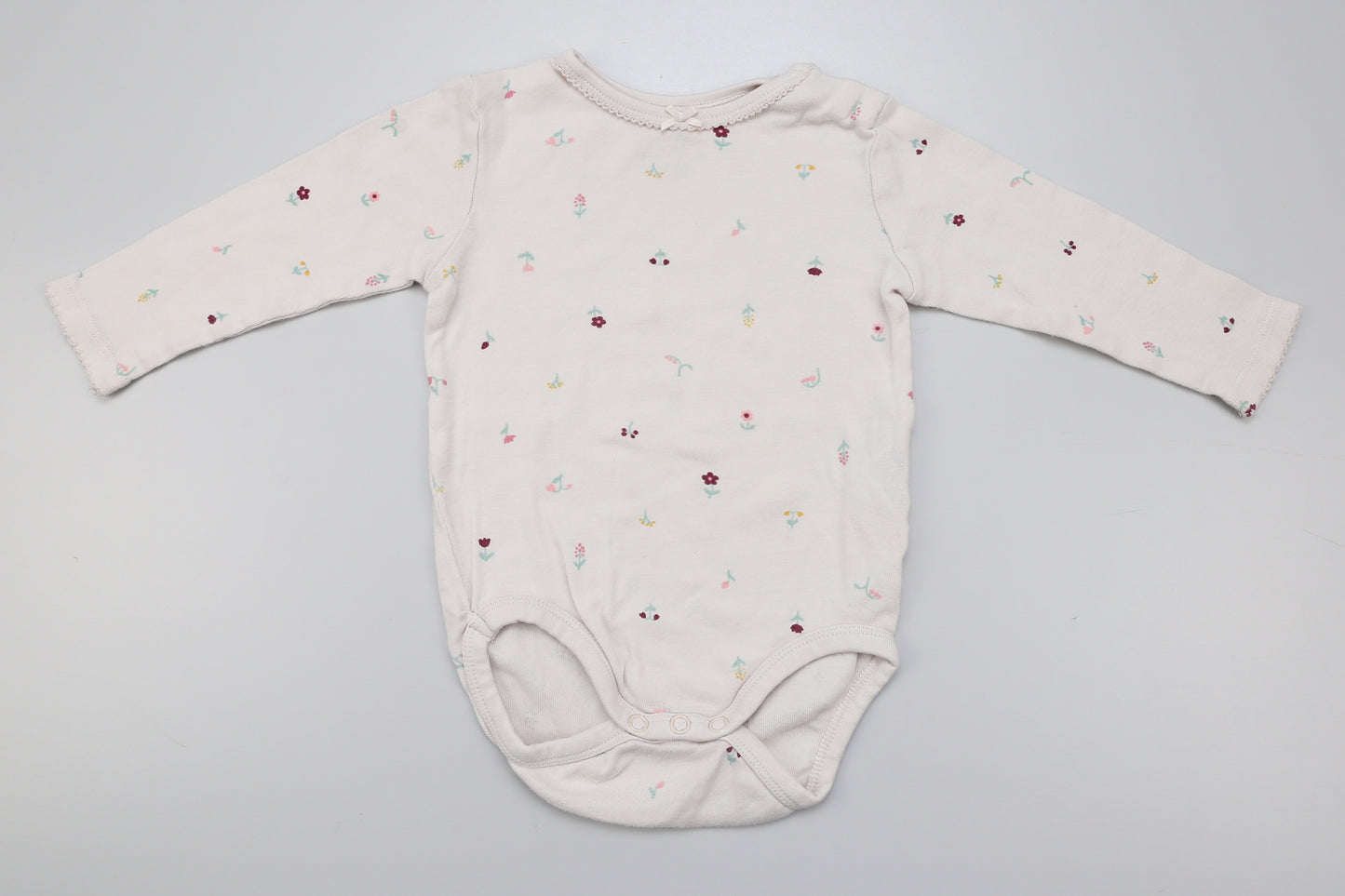 Kleines Blumenmuster Langarmbody aus Bio-Baumwolle mit einem kleinen Schleifchen und Druckknopf am Hals 74