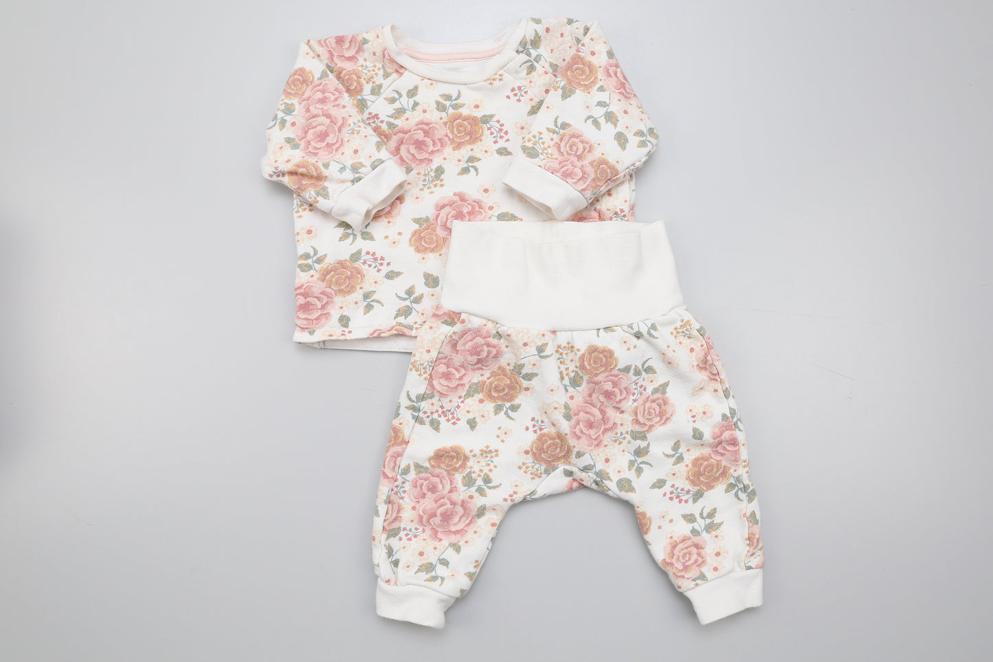 Wunderschönes Blumensweat-Set aus Bio-Baumwolle mit Bauchhose. Das Sweatshirt hat Druckknöpfe 62 größe
