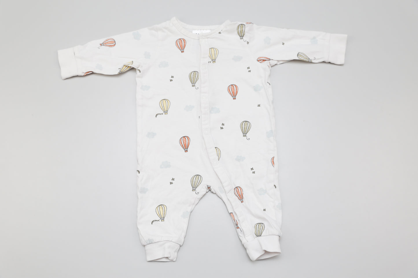 Baby-Strampler ohne Füße mit Heißluftballon-Motiv in Weiß, Größe 56, aus leichter Baumwolle