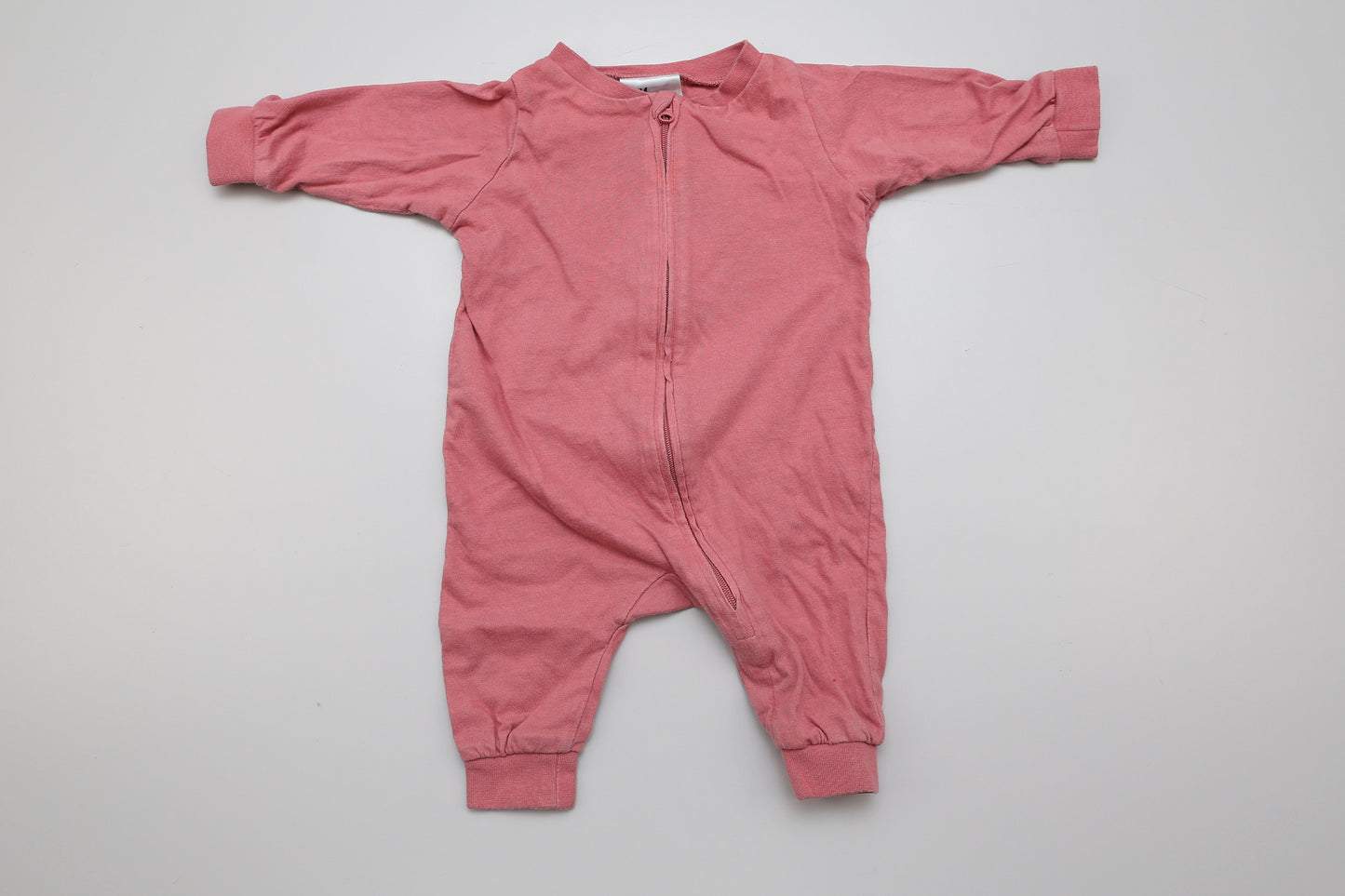 Rosa Baby-Strampler ohne Füße mit Reißverschluss aus leichter Baumwolle in Größe 56