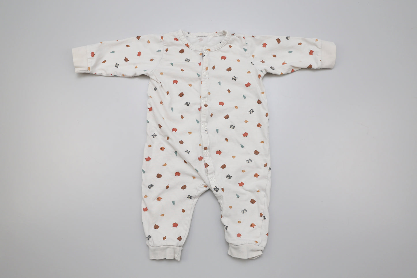 Beiger Baby-Strampler mit Blätter- und Eichhörnchenmuster aus dünnem Stoff, Größe 68, unisex