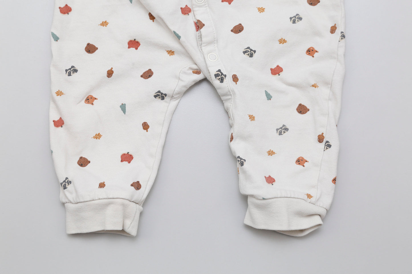 Beiger Baby-Strampler mit Blätter- und Eichhörnchenmotiv (68) - KlugeMutti