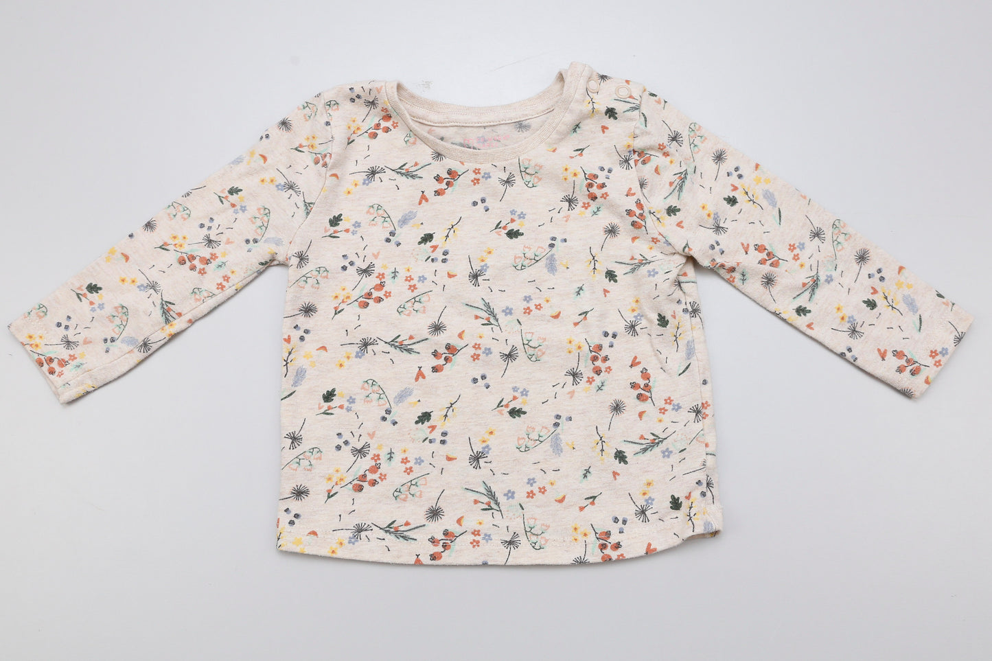 Beiges Baby-Langarmshirt mit Blumenmuster und zwei Schulterknöpfen, Größe 74, Primark