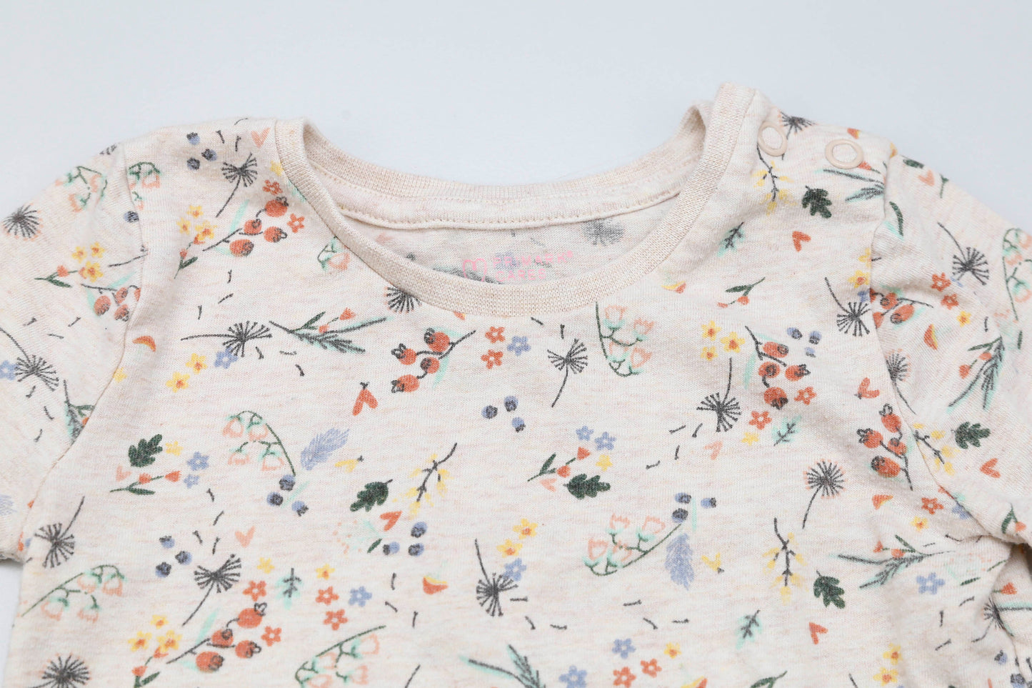 Beiges Langarmshirt mit Blumenmuster und Schulterknöpfen (74) - KlugeMutti