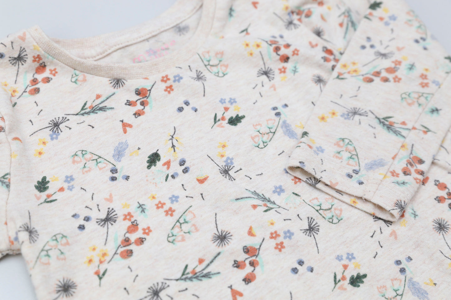 Beiges Langarmshirt mit Blumenmuster und Schulterknöpfen (74) - KlugeMutti