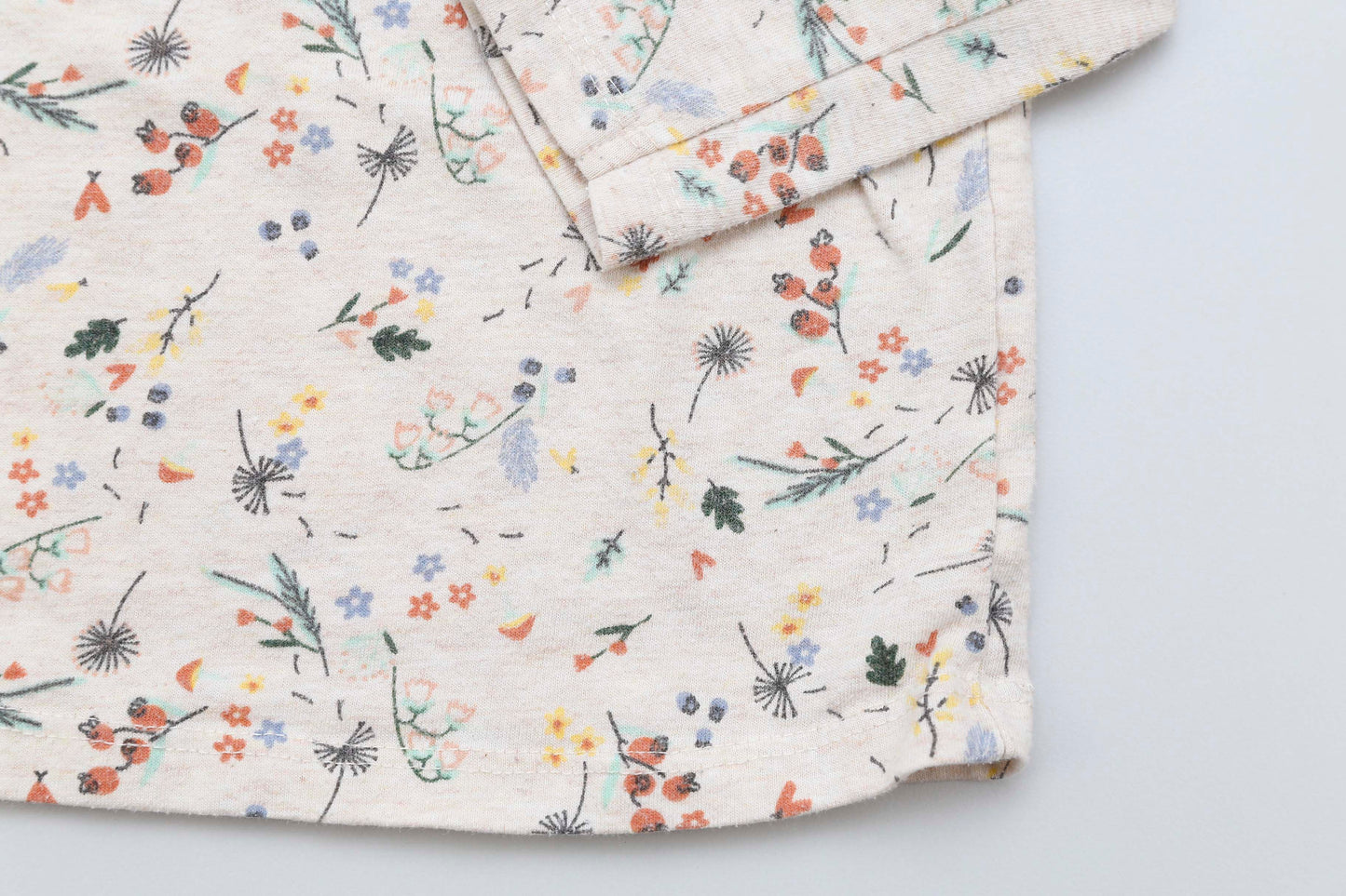 Beiges Langarmshirt mit Blumenmuster und Schulterknöpfen (74) - KlugeMutti