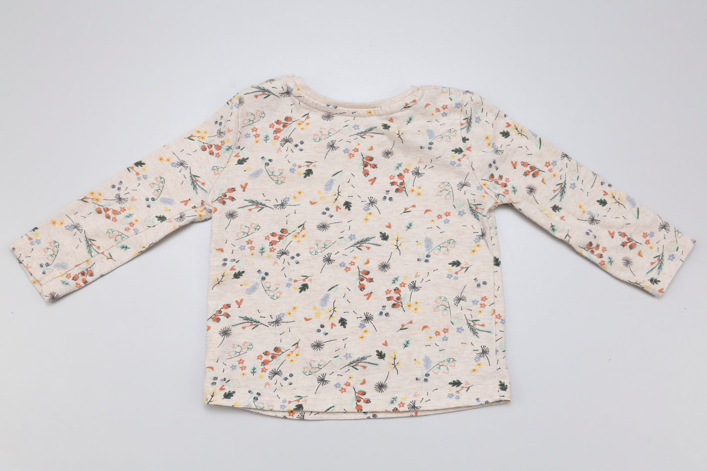 Beiges Langarmshirt mit Blumenmuster und Schulterknöpfen (74) - KlugeMutti