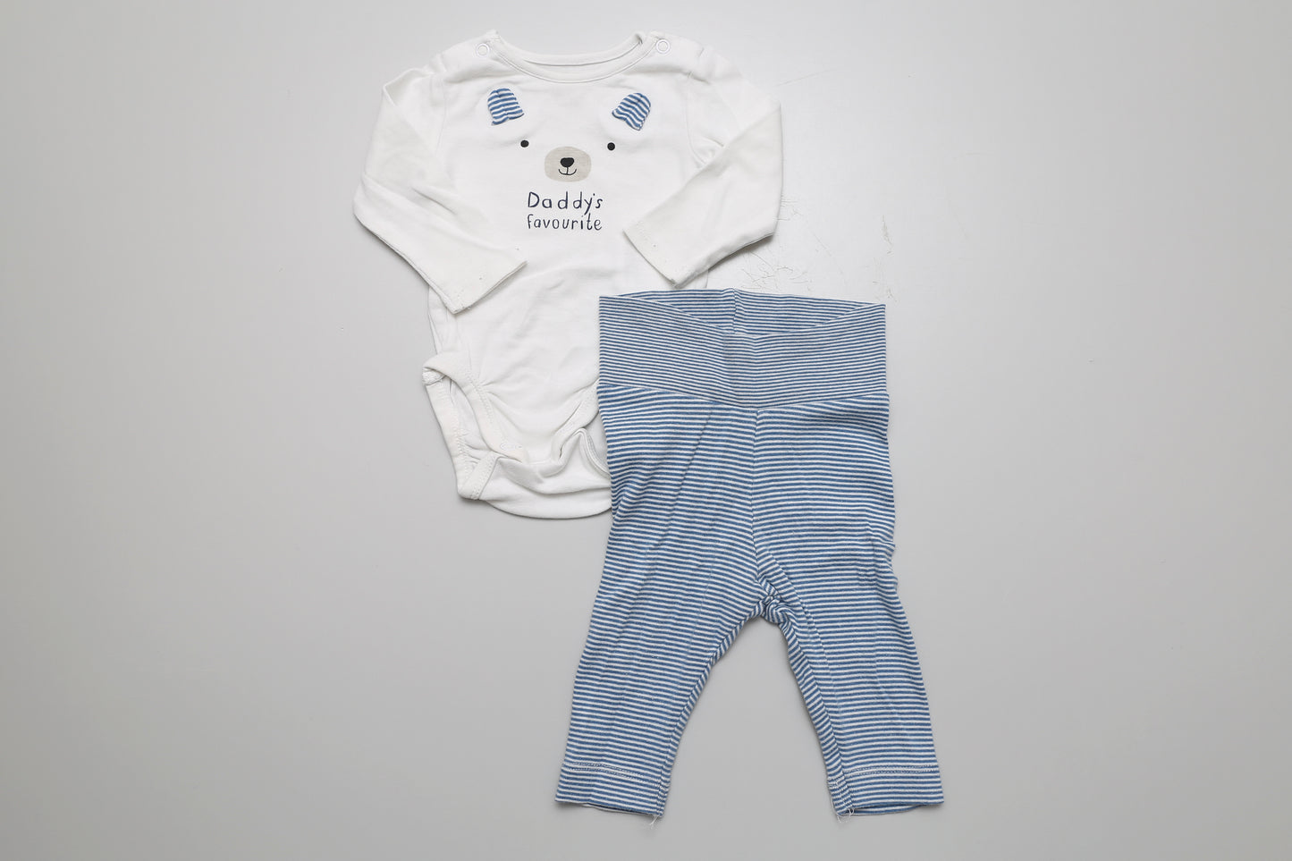 Bequemes Baby-Set aus Bio-Baumwolle in Größe 62: langärmliger Body mit Druckknöpfen und hoch geschnittene Leggings