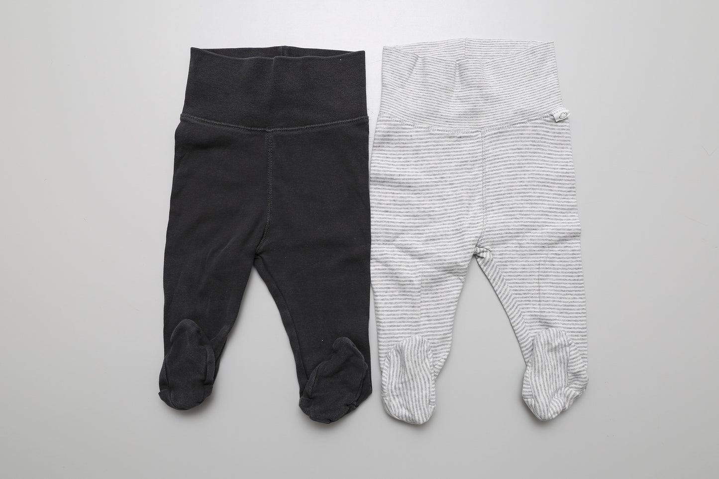 Bequeme Leggings in Schwarz und Grau aus Bio-Baumwolle in Größe 62. Mit hohem Bund und Fußteil für extra Komfort für dein Baby.