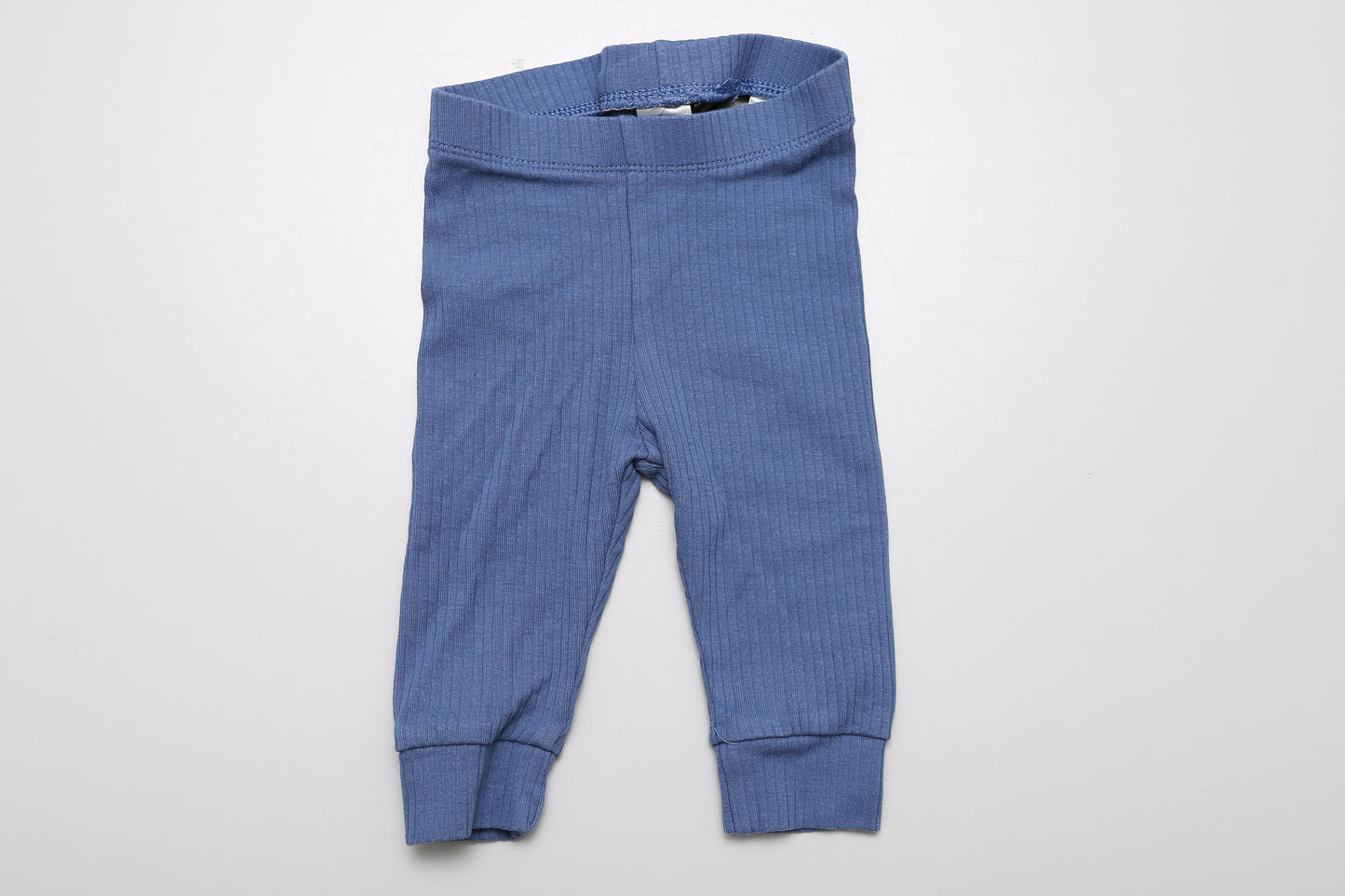 Blaue Leggings aus Bio-Baumwolle in Größe 62. Aus geripptem Material. Die Beinenden können umgeschlagen werden, sodass sie länger tragbar sind.