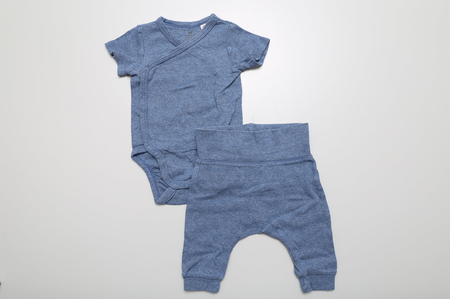 Blaues Body-Leggings-Set aus Bio-Baumwolle mit kurzärmligem Wickelbody in Größe 62.