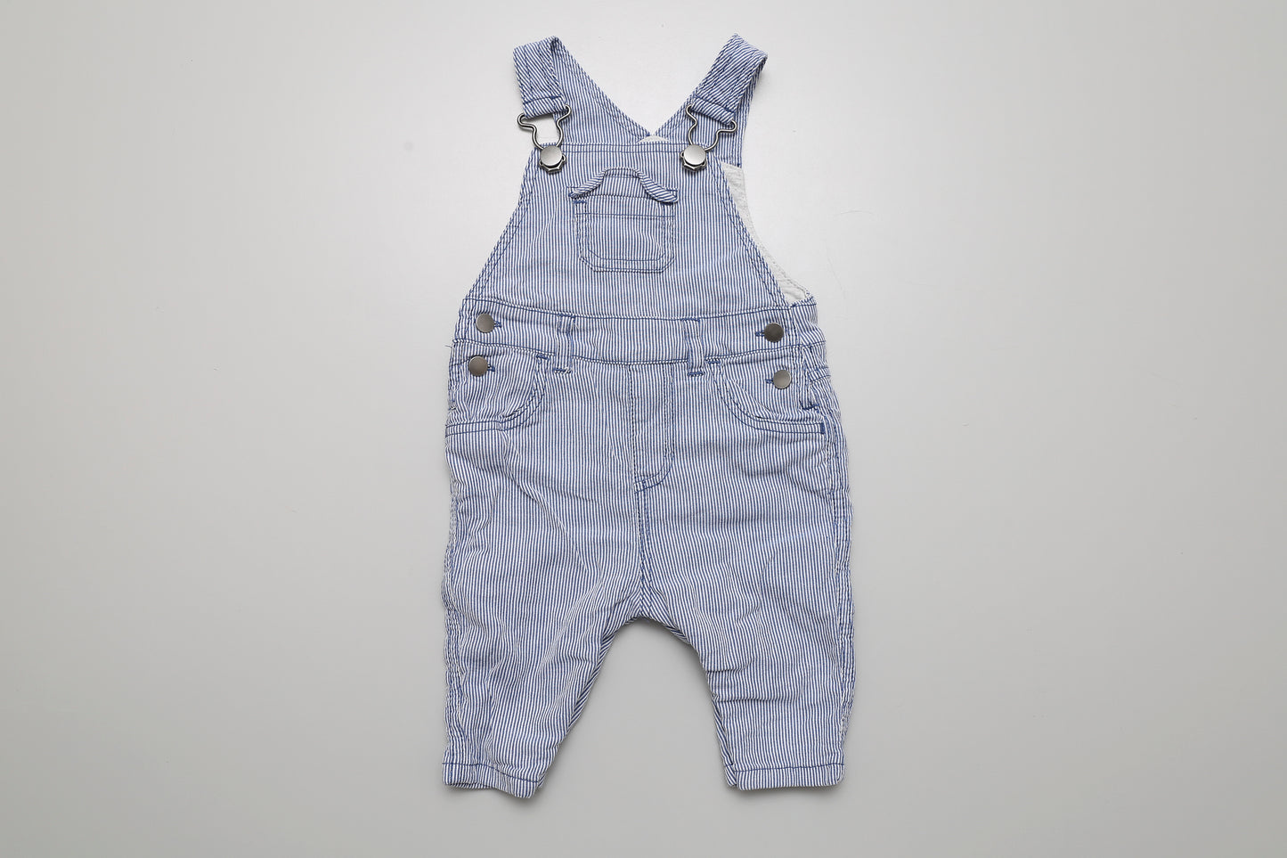 Blau-weiß gestreifte Latzhose für Jungen in Größe 62. 100 % Baumwolle.