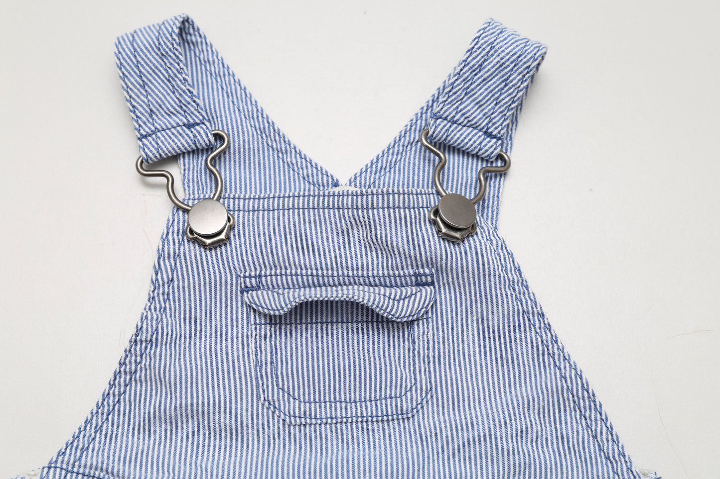 Blau-weiß gestreifte Latzhose aus Baumwolle (62)
