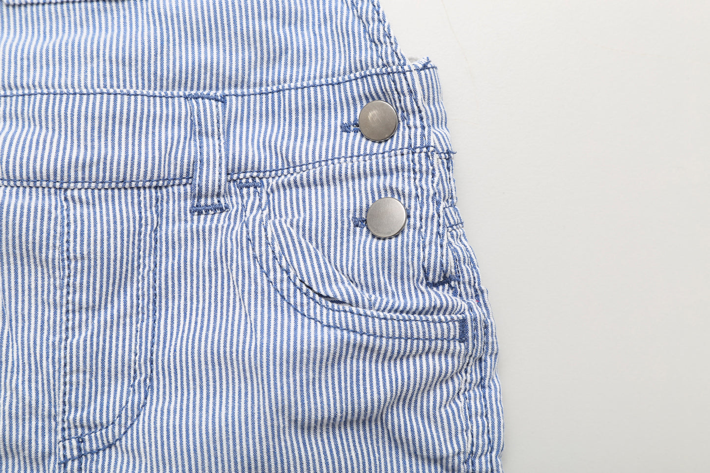 Blau-weiß gestreifte Latzhose aus Baumwolle (62)