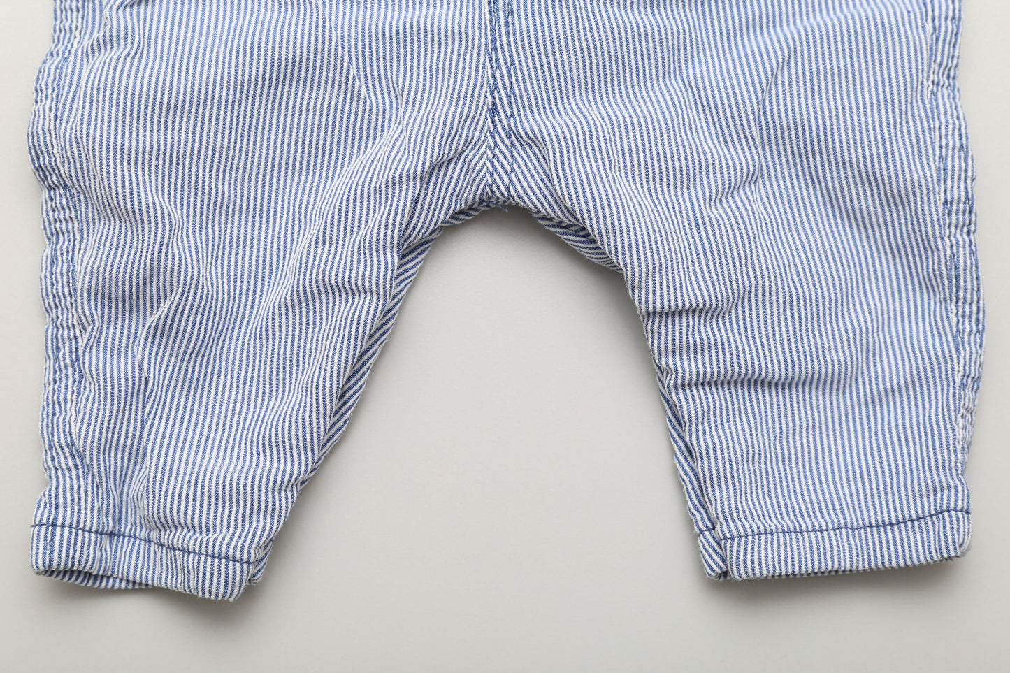 Blau-weiß gestreifte Latzhose aus Baumwolle (62)