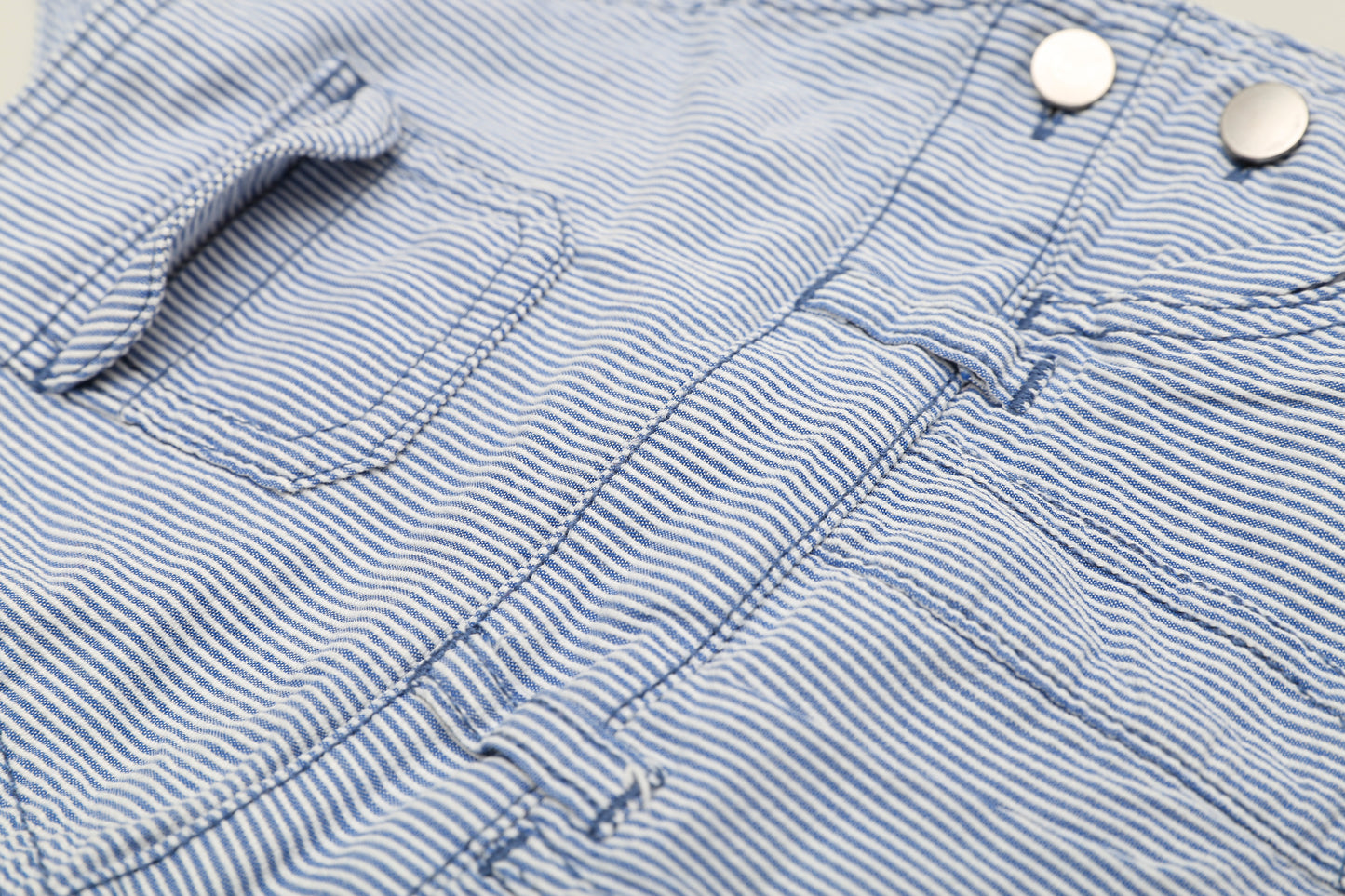 Blau-weiß gestreifte Latzhose aus Baumwolle (62)