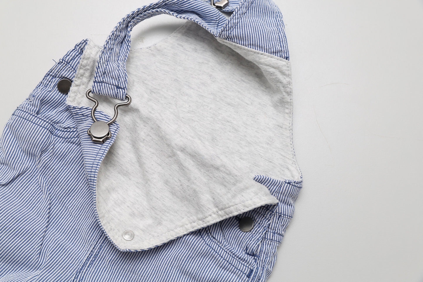 Blau-weiß gestreifte Latzhose aus Baumwolle (62)