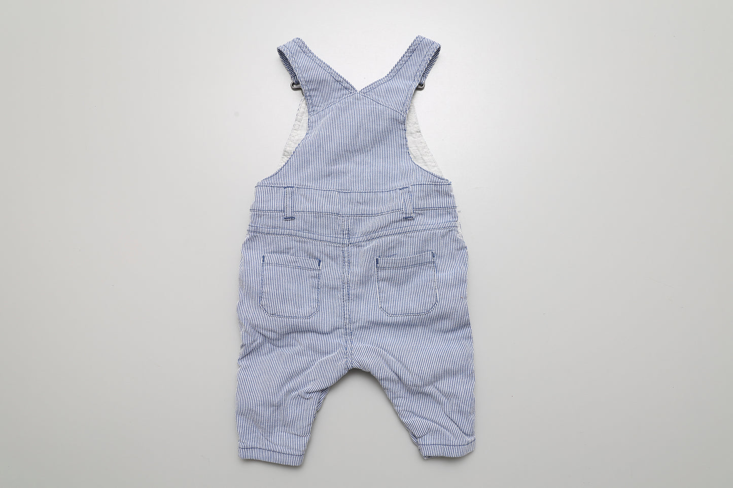 Blau-weiß gestreifte Latzhose aus Baumwolle (62)