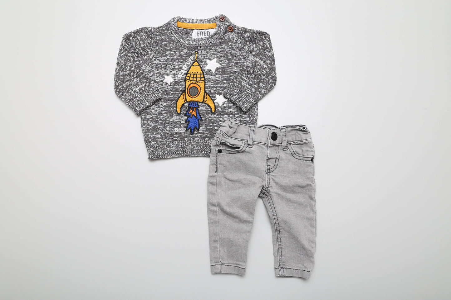 Süßes graues Astronauten-Set in Größe 62. Der Fred&Flo Baumwollpullover hat Knöpfe am Halsausschnitt für einfaches Anziehen. Die Denim-Jeans hat einen verstellbaren Bund und Druckknöpfe.