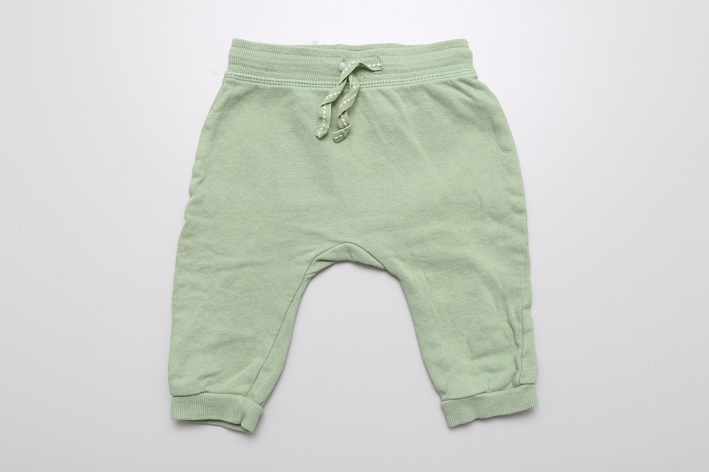 Hellgrüne Jogginghose aus Bio-Baumwolle (nicht allzu dicker Stoff). Größe 62.