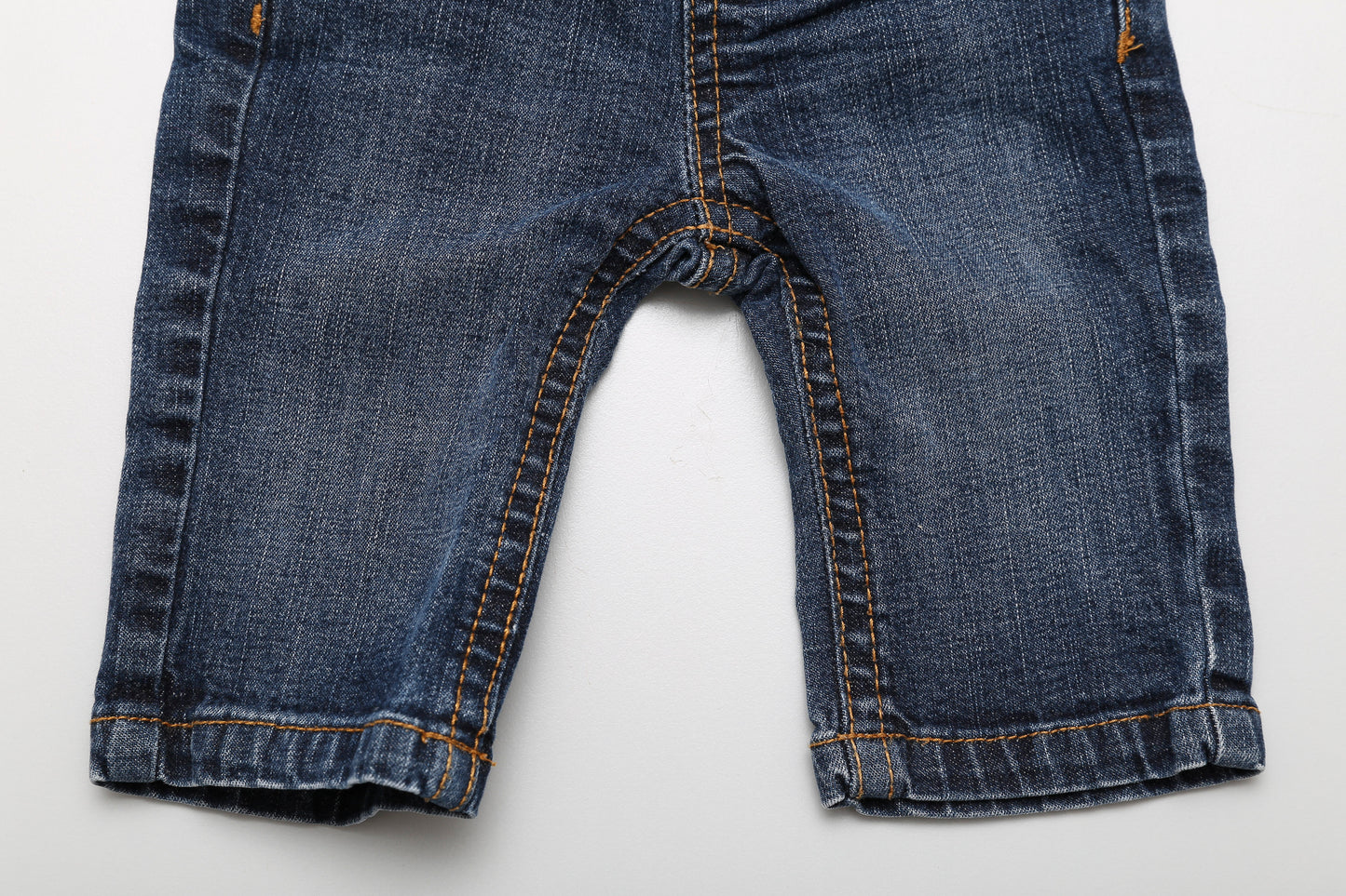 Gerade geschnittene dunkelblaue Jeans (62) - KlugeMutti