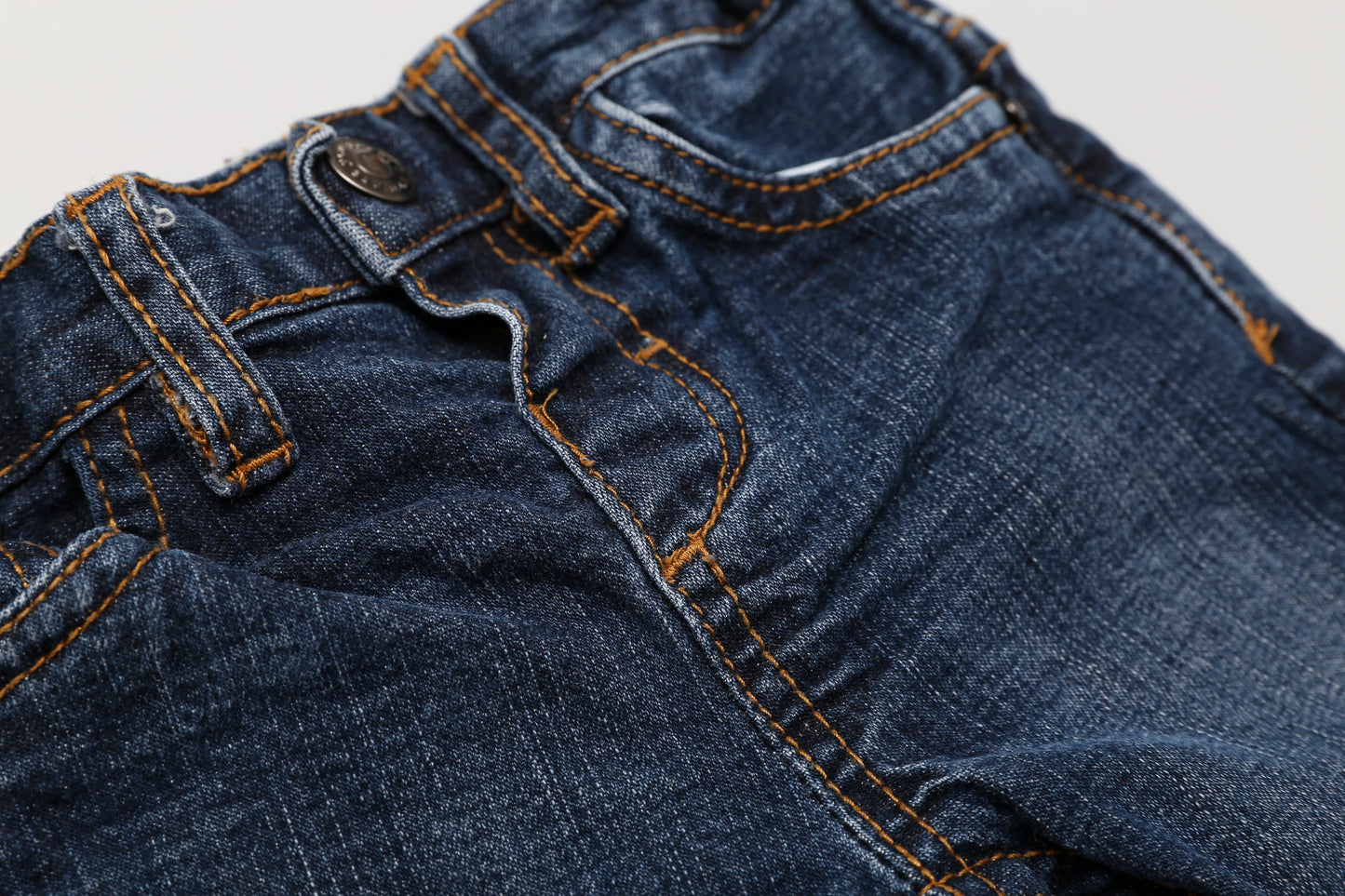 Gerade geschnittene dunkelblaue Jeans (62) - KlugeMutti