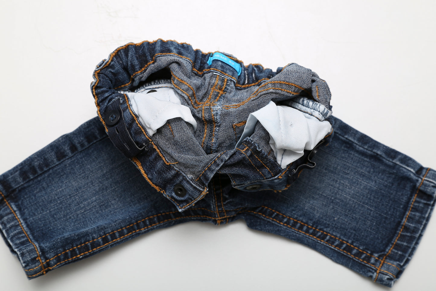 Gerade geschnittene dunkelblaue Jeans (62) - KlugeMutti