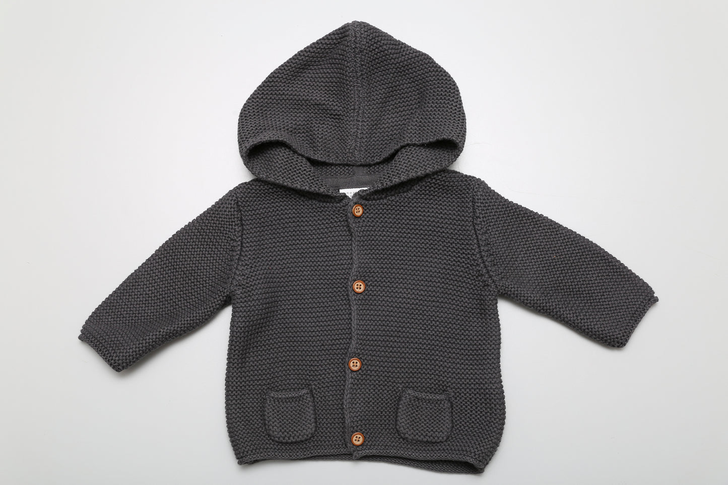 Dunkelgrauer gestrickter Babyjacke, Pullover aus Baumwolle. Größe 62, passt aber eher für 62-68. Mit Kapuze.