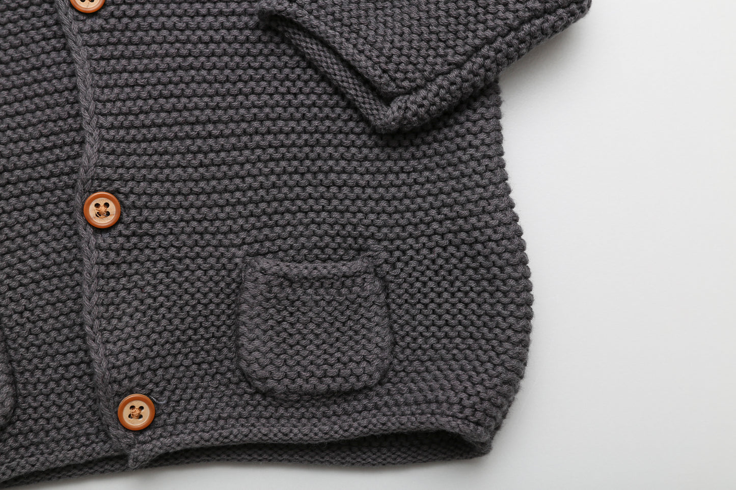 Dunkelgrauer gestrickter Babyjacke (62)