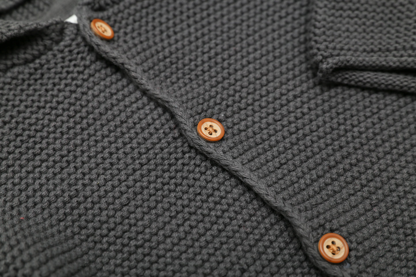 Dunkelgrauer gestrickter Babyjacke (62)
