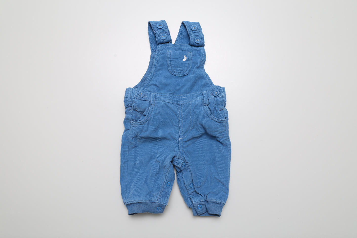 Blaues Latzhosen mit kleinen Hasenmotiven. Die Träger sind verstellbar, mit Futter und Druckknöpfen im Schrittbereich. Größe 62.