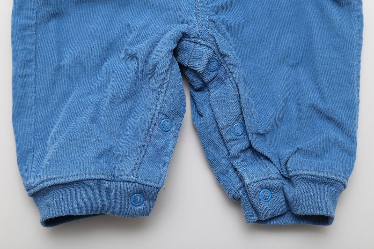 Blaues Latzhosen mit kleinen Hasenmotiven (62)
