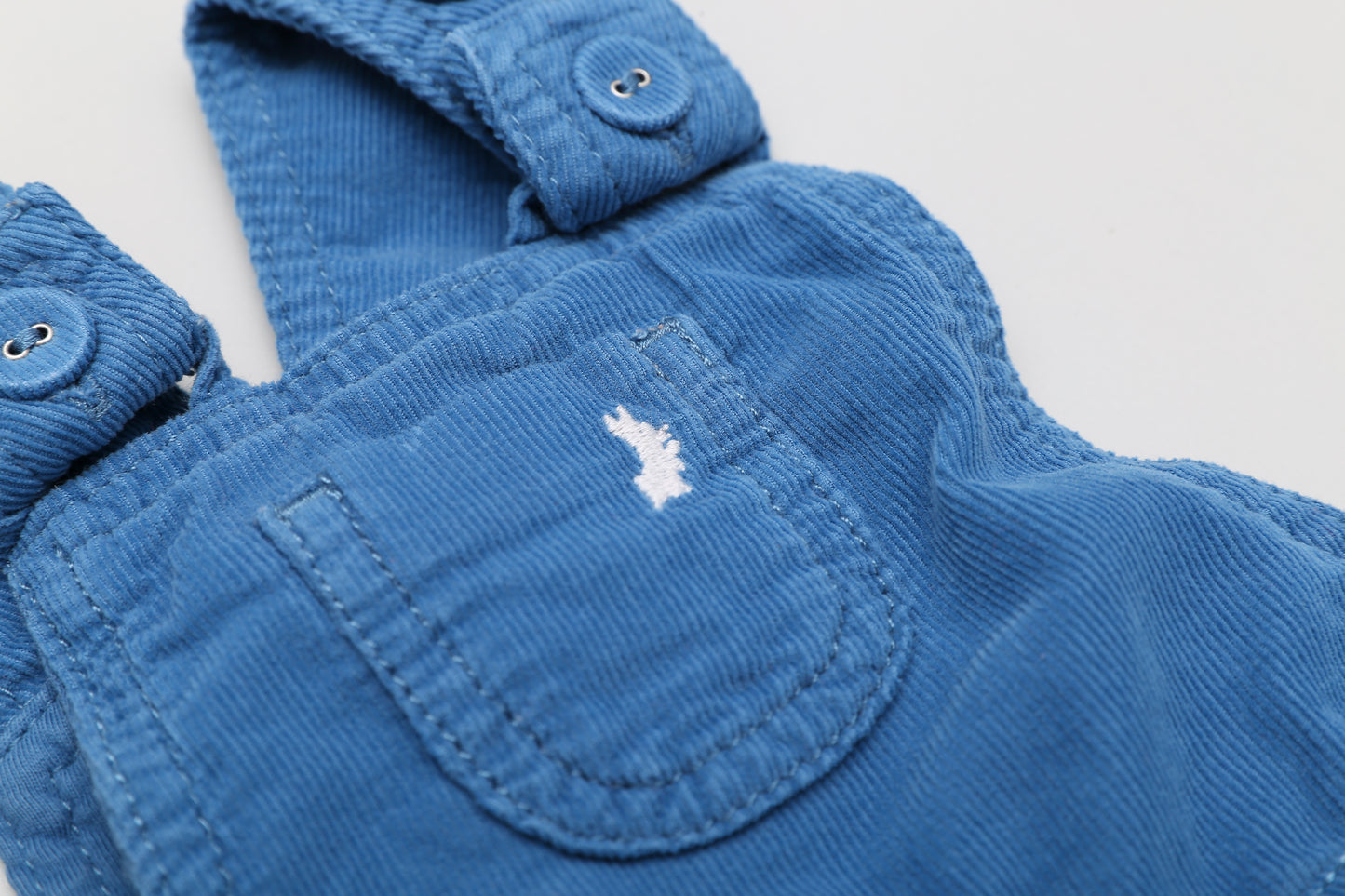 Blaues Latzhosen mit kleinen Hasenmotiven (62)
