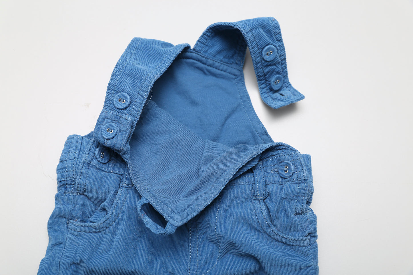 Blaues Latzhosen mit kleinen Hasenmotiven (62)