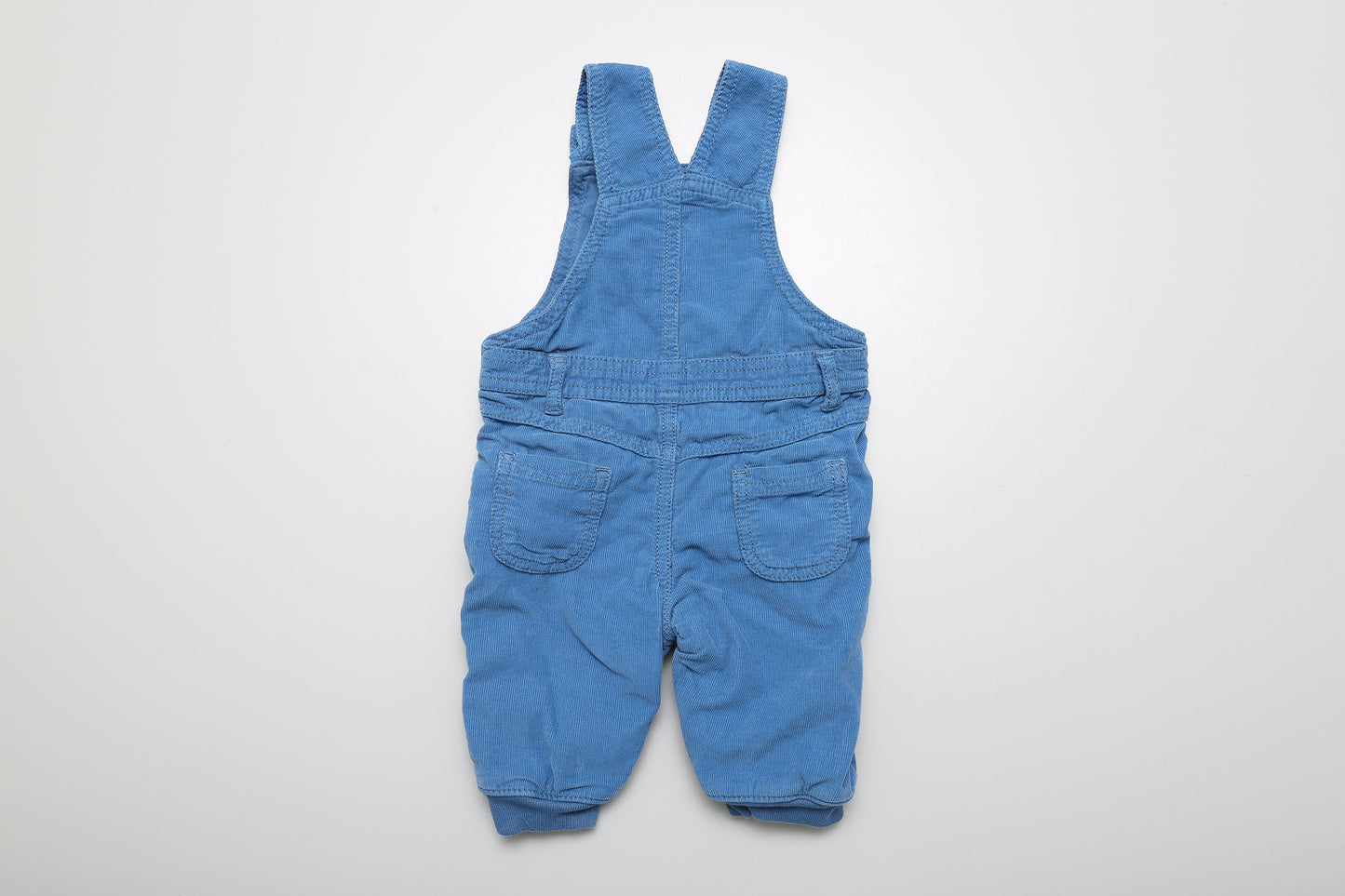 Blaues Latzhosen mit kleinen Hasenmotiven (62)