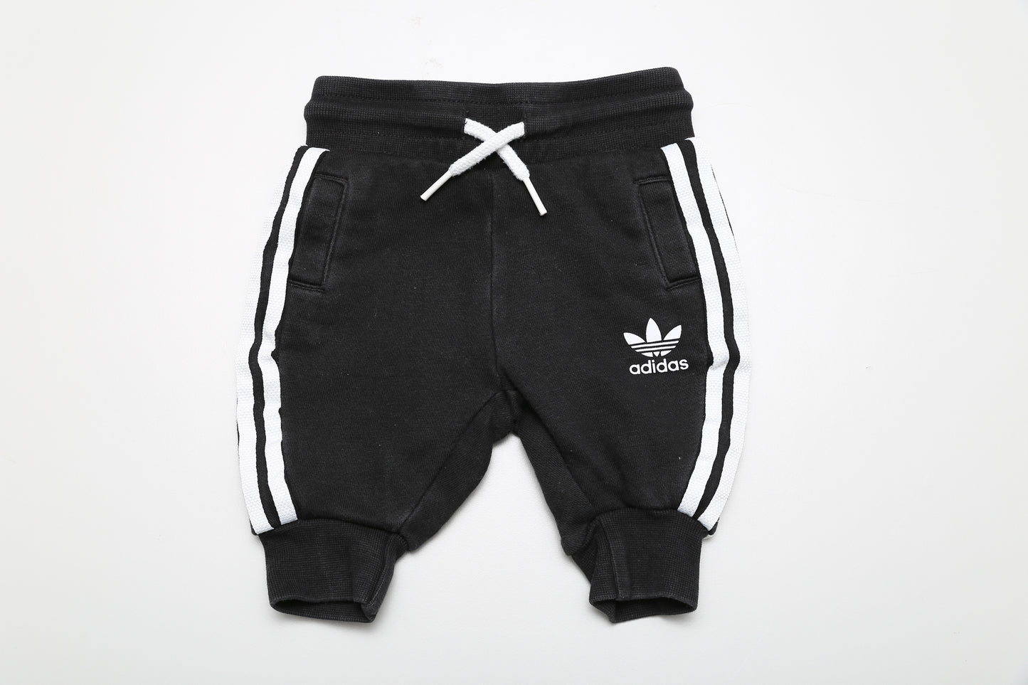 Adidas Jogginghose in Größe 62. Es sind Bügelspuren an den Gummibereichen und den Nähten sichtbar.