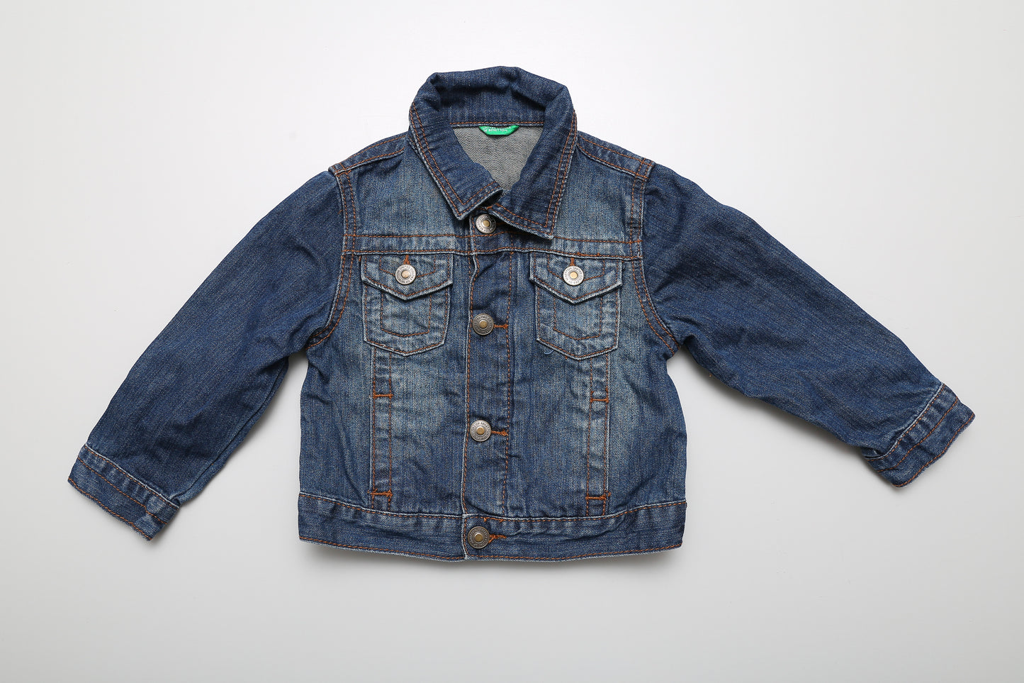 Jeansjacke für Kinder in Größe 80-86 (Größe 82 im Etikett). Die Jacke kann mit Druckknöpfen oder einem Reißverschluss geschlossen werden.