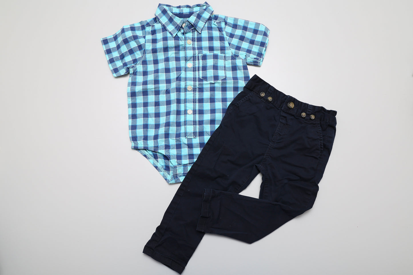 Jungen-Set: OshKosh Kurzarmbody mit Matalan Hose. Die Hose hat einen verstellbaren Bund. Der Body ist für 18 Monate, die Hose für 12–18 Monate geeignet, entspricht ca. Größe 86–92.