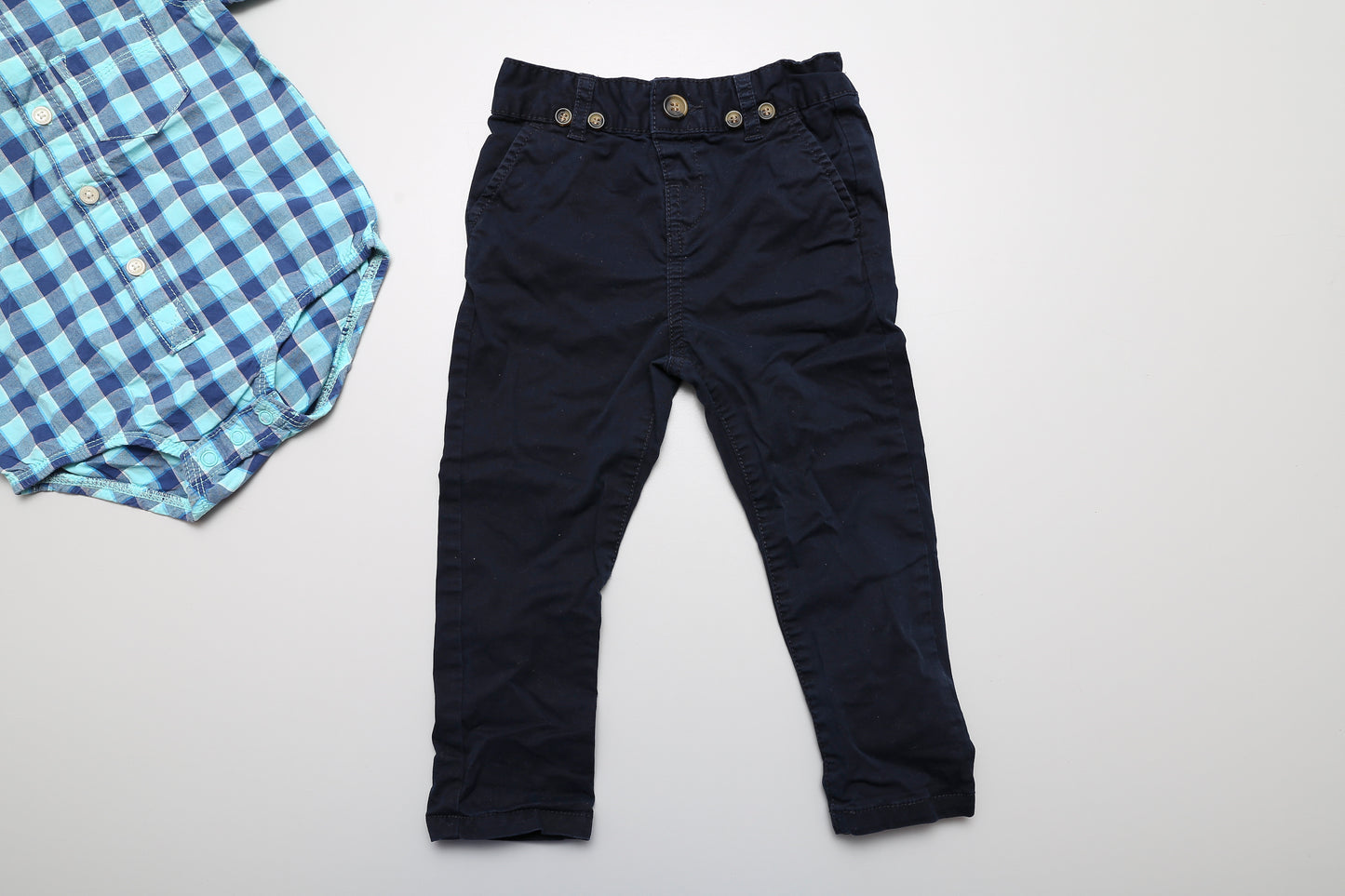 OshKosh Kurzarmbody mit Matalan Hose (86-92) - KlugeMutti