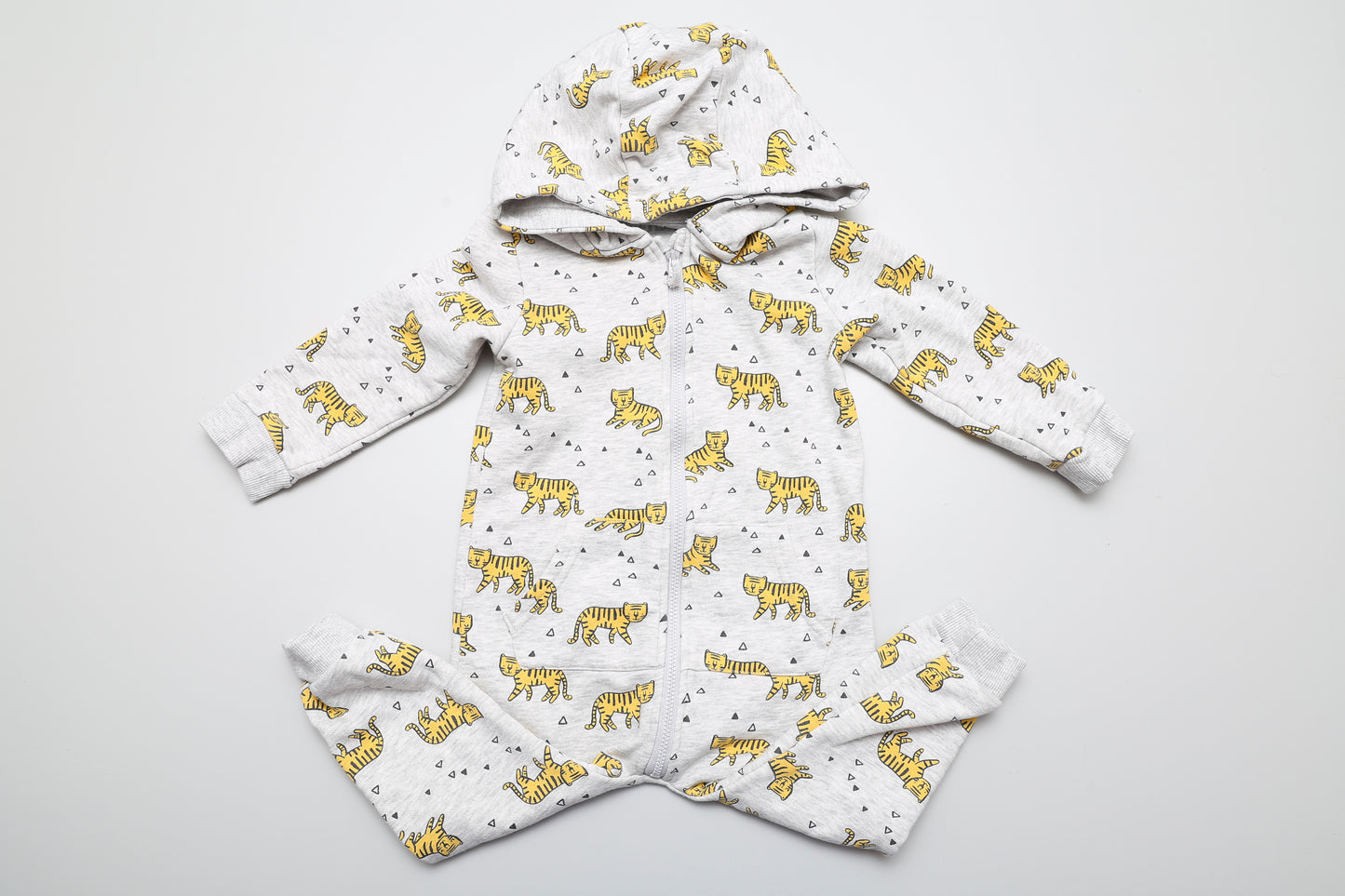 Jungen-Overall mit Tiger-Motiv – die perfekte Wahl für Frühling und Herbst oder kühlere Sommertage. Mit Kapuze, Reißverschluss und ohne Fuß. gr 86