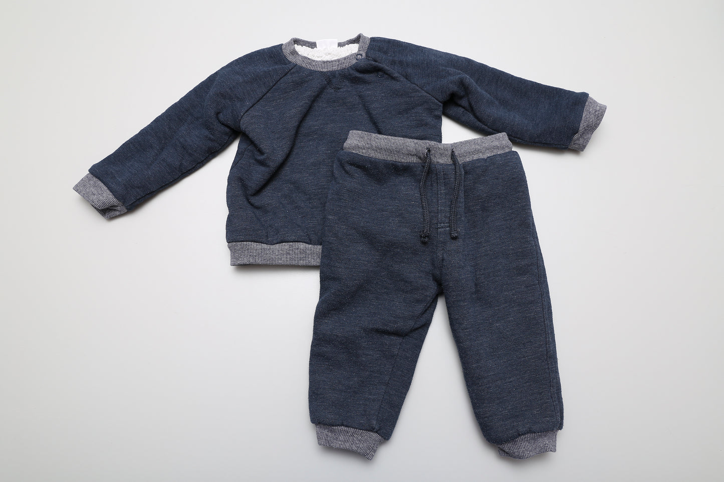 Dunkelblaues, warm gefüttertes Sweatset für Jungen. Größe 86.