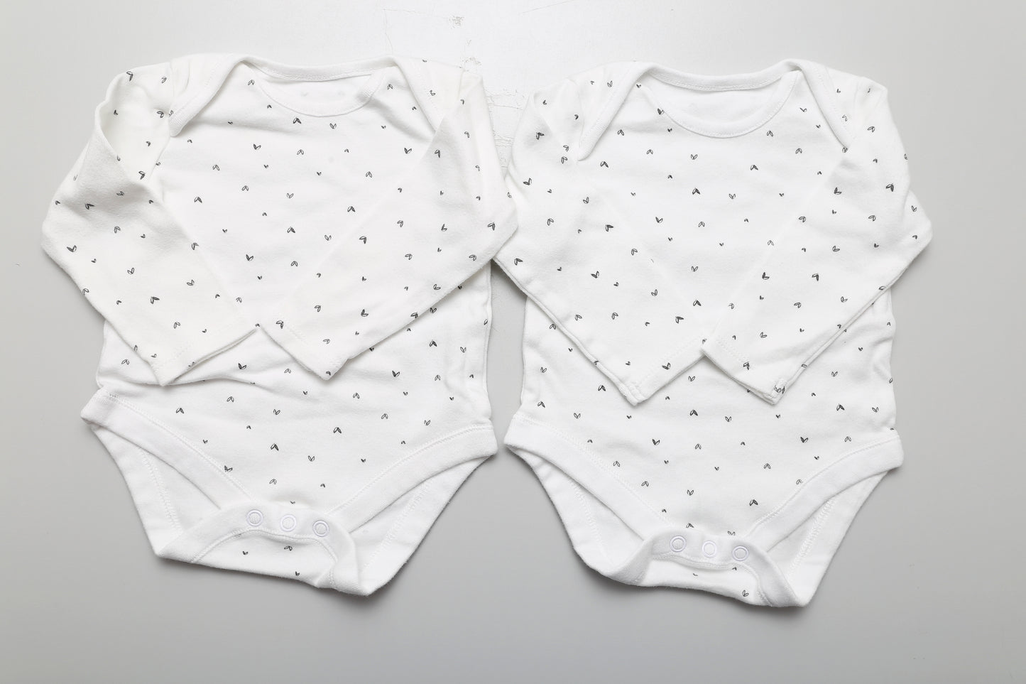 Weißes, gemustertes Langarm-Bodysuit-Set für Mädchen. Größe 68.