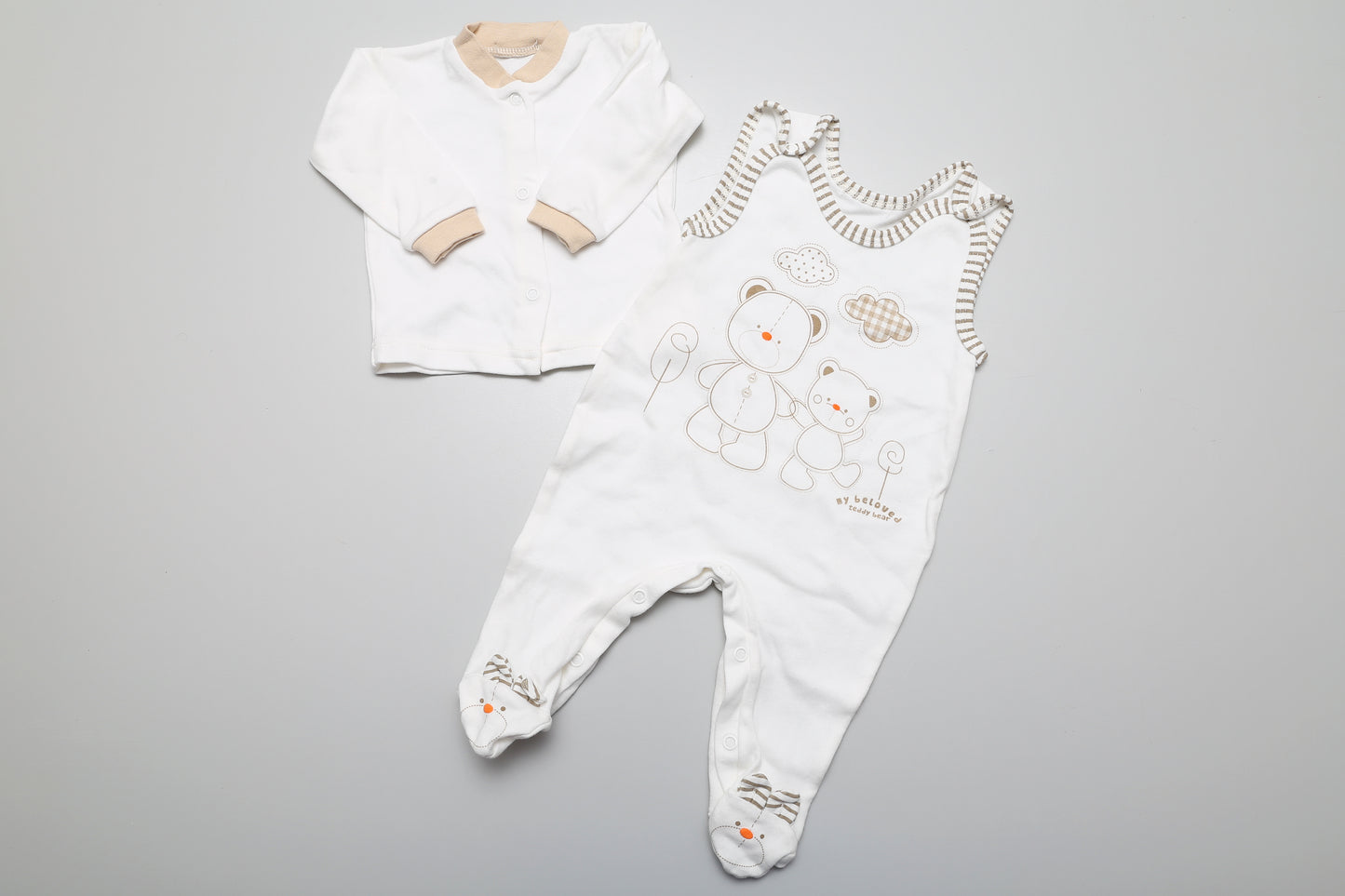 Strampler- und Pullover-Set aus dünnerem Baumwollstoff.